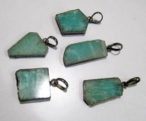 Ensemble de 2 pendentifs en Amazonite naturelle, forme libre, avec bord électroplaqué noir, boucle simple, 1 pouce - Product Image 2