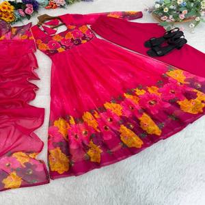 Vestido de Fiesta VASTRA COTTAGE de Organza y Seda Taby con Dupatta y Pantalón, Estampado Digital, Trabajo a Mano, Corte Amplio, Prenda Étnica Cosida - Product Image 6