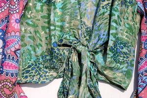 ใหม่พิมพ์ผ้าไหมห่อด้านบนสําหรับฤดูร้อนสวมใส่กระดิ่งแขนพืชยอดนิยมชุดสําหรับผู้หญิง V คอแขนยาว Crop Top - Product Image 4