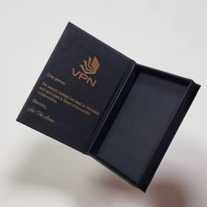 Boîte cadeau en papier fabriquée avec du papier de qualité, offrant un emballage élégant pour la présentation en magasin - Product Image 1