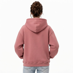 Sweat à capuche pour femme avec impression en relief, en matière douce, coupe moderne, idéal pour le streetwear et le style de vie contemporain - Product Image 2
