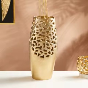 Vase à fleurs en métal artisanal de designer, vase décoratif de luxe pour décoration de mariage - Product Image 6