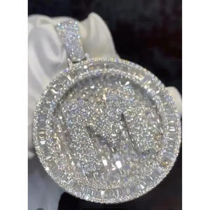 Exclusivo colgante redondo de joyería con piedras de diamante moissanita de primera calidad y un look moderno. - Product Image 3