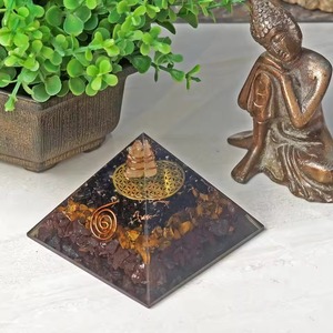 Pyramide en cristal Orgonite avec incrustations d'obsidienne noire, œil de tigre et hématite, décoration d'intérieur, éclats de pierres précieuses faits à la main - Product Image 4