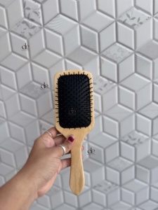 Nouvelle brosse à cheveux en bois et cuir, faite à la main par un designer, avec un motif à carreaux noir et blanc, design minimaliste - Product Image 4