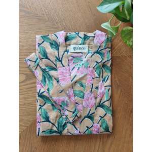 Bata de mujer de lujo con cinturón y estampado de hibisco, ropa de dormir de alta gama - Product Image 1