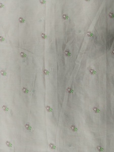 Tissu en coton pêche clair en gros avec broderie florale multicolore délicate pour vêtements de créateurs et vêtements pour enfants - Product Image 3