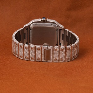 นาฬิกา Aurevail VVS Moissanite ตัวเรือนทองคำประดับเพชรเต็มหน้าปัดทรงกลม หน้าปัดสีดำคลาสสิก ตัวเลขโรมัน ขอบหน้าปัดแบบฟลูเต็ด นาฬิกาหรูสั่งทำพิเศษ - Product Image 3