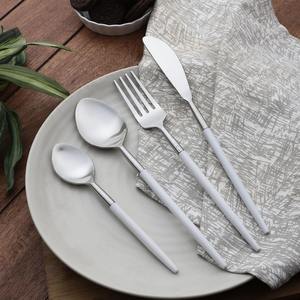 Ensembles de couverts élégants avec manches blancs et têtes dorées, parfaits pour la maison, les restaurants, les hôtels et les cadeaux, en provenance d'Inde. - Product Image 6