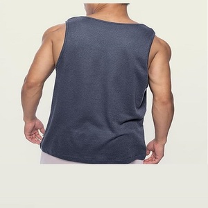 เสื้อยืดออกกำลังกายผู้ชายแบบไม่มีแขน ตัดเย็บแบบดิบ รับผลิตตามแบบ OEM พร้อมสกรีนลาย สำหรับออกกำลังกายและเล่นกีฬา - Product Image 5