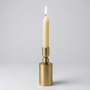 Élégant porte-bougie en métal avec finition laiton mat, design minimaliste moderne, forme ronde pour la décoration intérieure, les mariages et les événements - Product Image 1