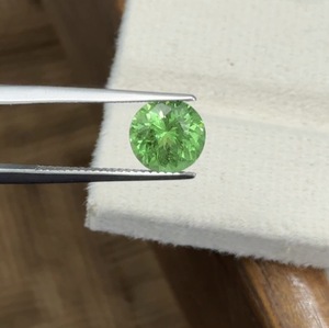 Tsavorita verde natural de 2,57 quilates, 8,5 mm, piedra de corte redondo para anillos y fabricación de joyas - Product Image 1