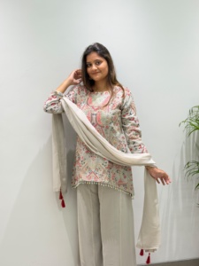 Haut en faux georgette avec magnifiques broderies et dentelle Latkan, accompagné d'un pantalon Plazzo et d'un dupatta, prêt à porter. - Product Image 2