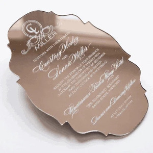Invitation de mariage personnalisée en acrylique miroir or rose, découpée en forme de cartouche, sérigraphiée, monogramme, blason, luxe, blanc - Product Image 2