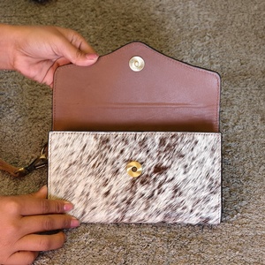 Cartera de Mano de Cuero Venus, Diseño de Lujo, Tallada a Mano, con Protección RFID, Gran Capacidad, Cierre de Botón - Product Image 4