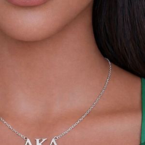 Collar con colgante de letra AKA plateado para mujer, elegante joyería de moda inspirada para uso diario, accesorio de regalo con dije. - Product Image 5