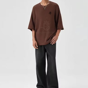 Camiseta de Manga Corta de Punto Extra Grande para Hombre con Logotipo Bordado en la Parte Delantera, Cuello Redondo, Informal, Color Marrón Sólido - Product Image 3