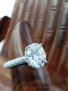 Bague solitaire tendance pour femme, diamant de laboratoire de 2 carats taille brillant, plaqué or blanc massif 14K, certifiée - Product Image 1