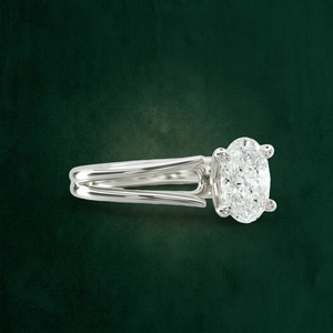 แหวนทองคำแท้ 18K ทรงรี ประดับเพชรรอยัลทริโลจี 2 กะรัต แบบหนามเตย - Product Image 4