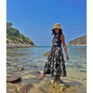 Robe longue bohème tie-dye noire pour femme, sans manches, fluide, pour l'été et la plage, faite à la main - Product Image 2