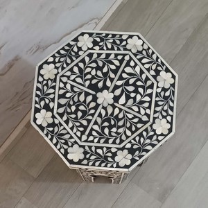 Table d'appoint moderne faite à la main, écologique, avec incrustations de os et motif floral, idéale pour les occasions de baptême - Product Image 6