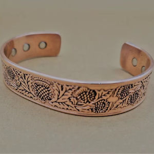 Pulseras de Cobre Vintage Elegantes con Flores Talladas y Nudos de Estilo Celta, Ajustables para Regalo - Product Image 1