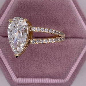Bague de fiançailles à deux branches avec diamant de laboratoire taille poire de 4,50 carats - Product Image 5