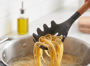 Ensemble d'ustensiles de cuisine en silicone noir mat avec manche en bois, 5 pièces, design minimaliste, passe au lave-vaisselle, pour usage hôtelier et événements - Product Image 4
