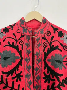 Chaqueta Bordada Suzani Vintage para Mujer, Chaqueta Corta de Algodón Estilo Boho Chic con Cuello Alto, Chaqueta Étnica Floral Hecha a Mano - Product Image 4