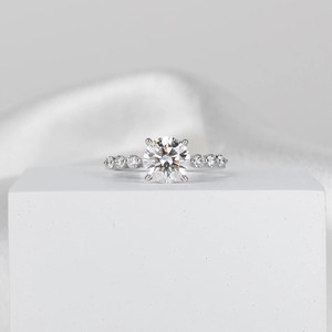 Anillo de Compromiso con Diamante Cultivado en Laboratorio de 1.5CT, Certificado IGI, Color D, VVS2, Corte Redondo, Halo Oculto, Diamantes Laterales, Oro Blanco de 14K - Product Image 1