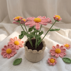 Maceta de flores de margarita rosa hecha a mano con ganchillo, decoración amigurumi con flor de hilo tejido para decoración del hogar o la oficina, regalo. - Product Image 1