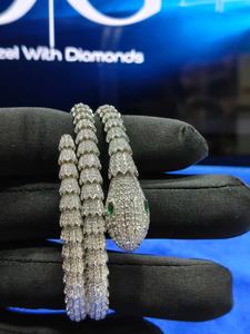 Bracelet manchette serpent en or 14 carats certifié, serti de diamants et d'émeraudes, de luxe, tendance, cadeau de fiançailles - Product Image 5