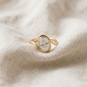 Bague solitaire ovale en diamant de laboratoire, plaqué or 18 carats, avec bande torsadée et sertissage demi-cerclage à griffes, pour mariage, anniversaire, fiançailles - Product Image 4