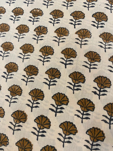 Tissu en coton imprimé à la main, beige moutarde, motif floral Buti, fabriqué en Inde, matière douce pour robe en coton. - Product Image 3