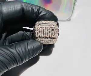 Anillo de Compromiso con Letra Personalizada de 5 Quilates con Moissanita para Mujer en Plata de Ley por Tishya Diamond - Product Image 1