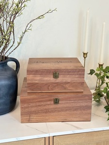 Boîte à souvenirs de mariage en bois rustique personnalisée, écologique, présentoir de table avec design en relief - Product Image 3