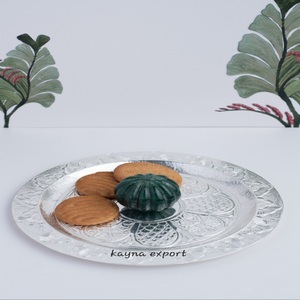 Plateau métallique rond en argent finition allemande, très demandé pour les cadeaux d'entreprise, avec une belle fleur en résine. - Product Image 6