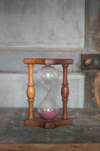 Reloj de Arena Tradicional Hecho a Mano con Arena Rosa y Cristal, Regalo para Papá, Hombres, Mujeres, Personas Mayores, Jubilación, Aniversario - Product Image 3