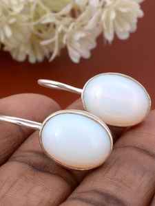 Boucles d'oreilles pendantes en argent sterling opale blanc, bijoux minimalistes, boucles d'oreilles élégantes, cadeau pour femmes, faites à la main - Product Image 3