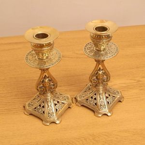 Candelabro Clásico de Latón Hecho a Mano con Acabado Antiguo, Elegante Adorno Decorativo para Mesa, para Decoración del Hogar, Hoteles y Restaurantes - Product Image 2