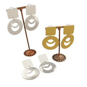 Pendientes Huggie de Aleación Plateada Estilo Bohemia al por Mayor, Ligeros, para Uso Diario de Mujer, Joyería de Fabricante Indio, Precio de Fábrica - Product Image 1