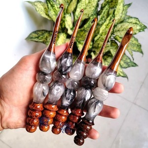 Elegante kit de ganchillos de resina, perfecto para amantes de los manualidades de tejer y coser, con diseño de agarre ergonómico. - Product Image 5