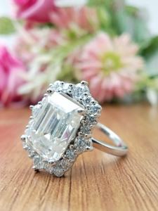 Anillo de compromiso y boda de oro macizo de 14k con corte esmeralda de 1 quilate, moderno, certificado, con solitario VVS y engaste de labio, ideal para fiestas. - Product Image 5