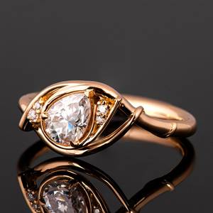 แหวนมอสซาไนต์ทรงลูกแพร์ 2 กะรัต ดีไซน์ลายเถาวัลย์ สำหรับผู้หญิง เงินแท้ 925 ชุบทอง เหมาะสำหรับเป็นของขวัญแทนคำมั่นสัญญาสำหรับคนรัก - Product Image 4