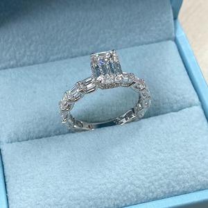 Anillo de Compromiso con Diamante Cultivado en Laboratorio, Corte Esmeralda, 4.60ctw, Oro Blanco de 14K, Banda de Eternidad, Joyería de Lujo para Novia - Product Image 4