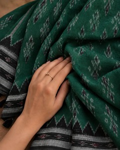 Sari en soie pure tissé à la main élégant, vert foncé, motif Ikat, bordure noire, sari traditionnel indien pour les fêtes et les occasions spéciales - Product Image 4