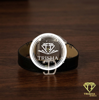 Montre pour homme de luxe à cadran carré avec bracelet en cuir noir, cadran serti de diamants et fabrication haut de gamme