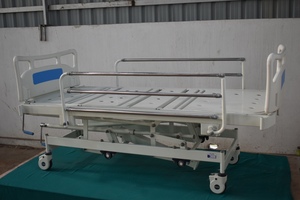 Cama de Hospital Manual con Estructura de Acero Inoxidable y Controles de Altura Ajustables para Uso Médico de indie - Product Image 1