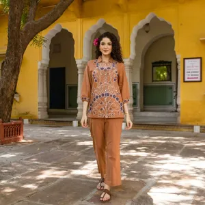 Ensemble bohème pour femmes en coton brodé floral avec col rabattu, manches trois quarts, pantalon ample, tenue printemps été - Product Image 1