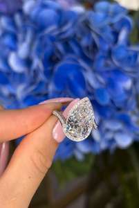 Anillo de Compromiso con Diamante Cultivado en Laboratorio, Corte Pera, 5 CT |   Anillo de Boda Chapado en Oro de 18K con Diamantes Certificados por IGI |   Elegante Vestido de Novia - Product Image 5
